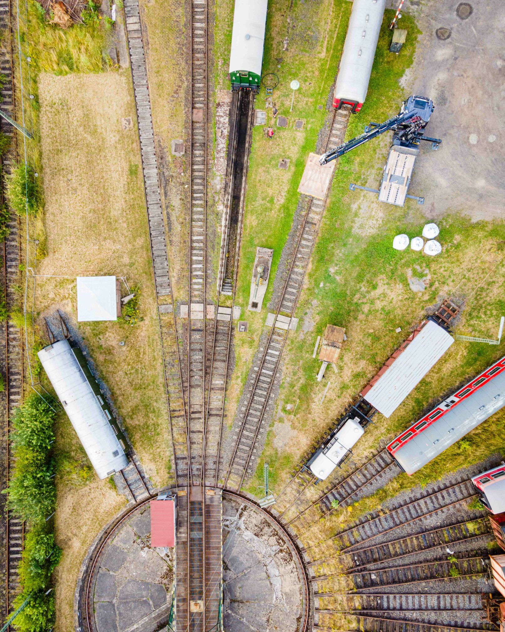 Kran hebt Schienenwagen